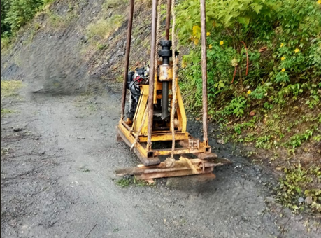Ingeniero realizando estudios geotécnicos en campo
