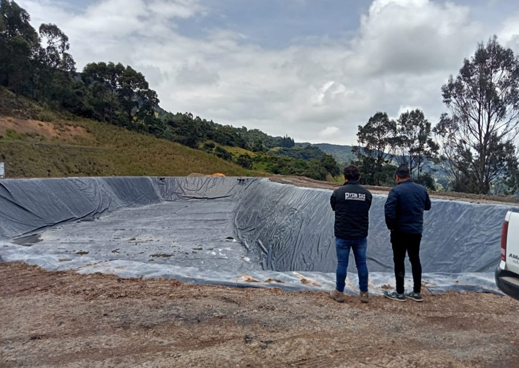 Equipo de ingeniería de Pysin SAS trabajando en campo